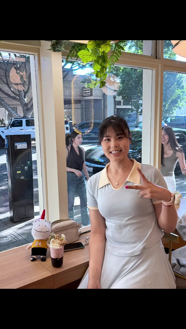 必赢APP-可爱女生！李月汝造访独角兽店铺 左膝仍佩戴厚厚护具