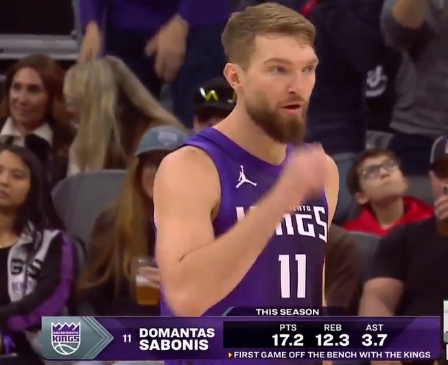 必赢体育-欢迎回来!小萨复出&国王生涯首次替补登场 全场观众欢呼鼓掌!