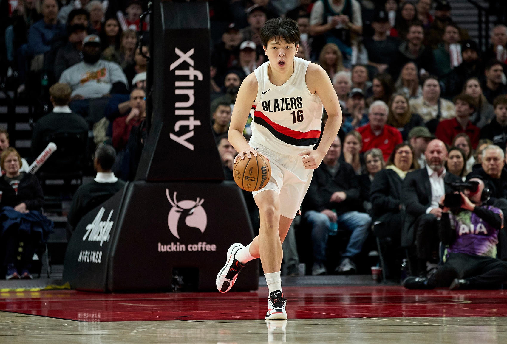 必赢注册入口-差了一点点!杨瀚森持球强攻 但勾手打到篮筐前沿不中